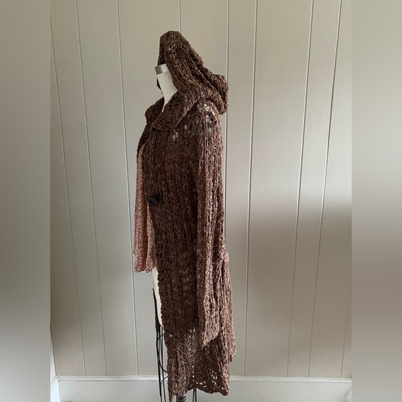 Open crochet long hooded cardigan with belt and special button closure. - Picture 5 of 7